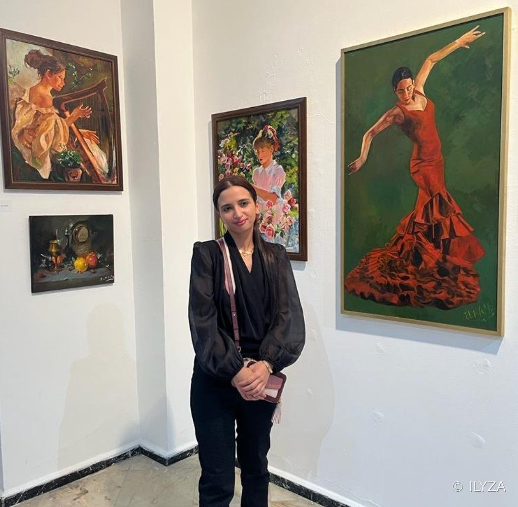 ILYZA devant ses toiles au Centre Culturel de Rabat
